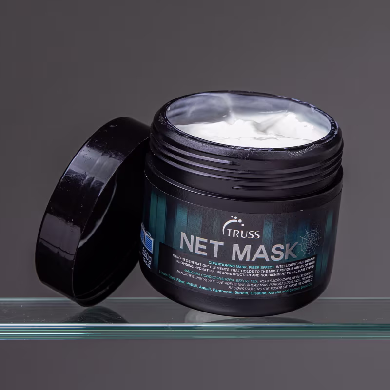 A imagem mostra um pote de uma máscara capilar chamada "Net Mask" da marca Truss. O pote é preto com detalhes azuis e contém uma máscara branca cremosa dentro.