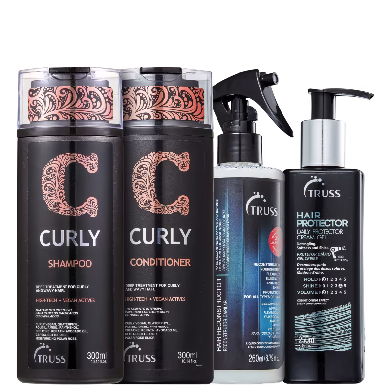 A imagem mostra produtos da marca TRUSS. Há dois frascos de shampoo e condicionador Curly 300ml com rótulos pretos e detalhes em laranja. Também há os frasco do Hair Protector 250ml e do Uso Obrigatório 236ml na cor preta com detalhes em azul.