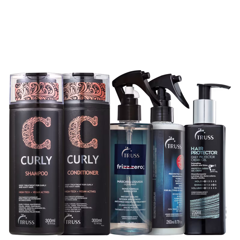 A imagem mostra shampoo e condicionador TRUSS Curly, frascos pretos com rótulos em laranja e branco. Também há a máscara líquida Frizz Zero, o leave-in Hair Protetctor e o Tratamento Uso Obrigatório. As cores predominantes são azul e preto.