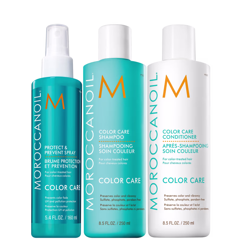 Três produtos da marca Moroccanoil para cabelos coloridos. Um spray protetor de 160ml em frasco azul turquesa. Um shampoo de 250ml em frasco azul turquesa. Um condicionador de 250ml em frasco branco. Todos os frascos têm o logotipo M da marca em laranja,