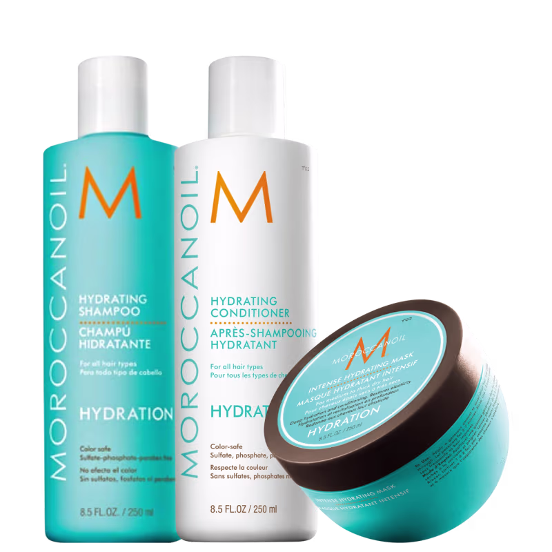 A imagem mostra produtos da marca Moroccanoil para hidratação. Shampoo em frasco plástico azul turquesa de 250ml. Condicionador em frasco plástico branco de 250ml. Máscara hidratante intensiva em embalagem redonda azul turquesa.