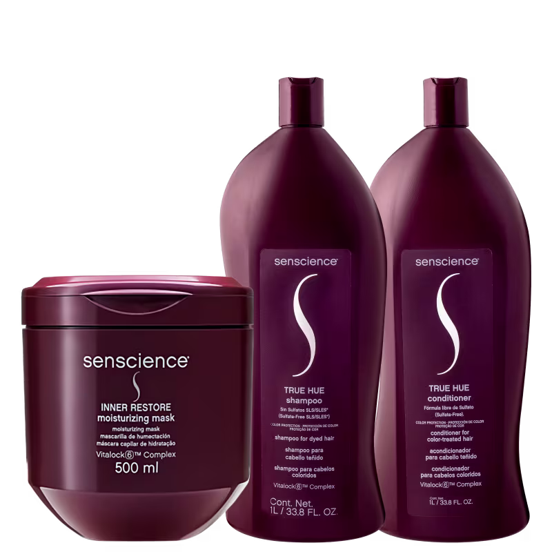 Três produtos da marca Senscience: um frasco de máscara hidratante Inner Restore de 500 ml, um frasco de shampoo True Hue de 1 litro e um frasco de condicionador True Hue de 1 litro, todos em embalagens de cor vinho escuro.