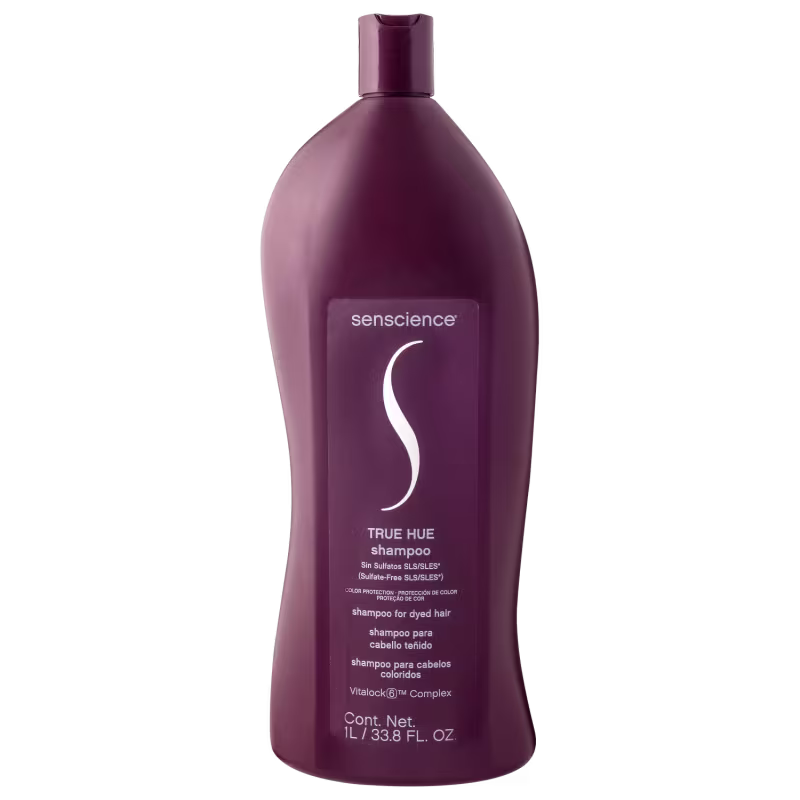 Shampoo para cabelos tingidos da marca Senscience, embalagem plástica opaca na cor vinho. Rótulo frontal com o nome do produto "True Hue Shampoo" e informações adicionais.