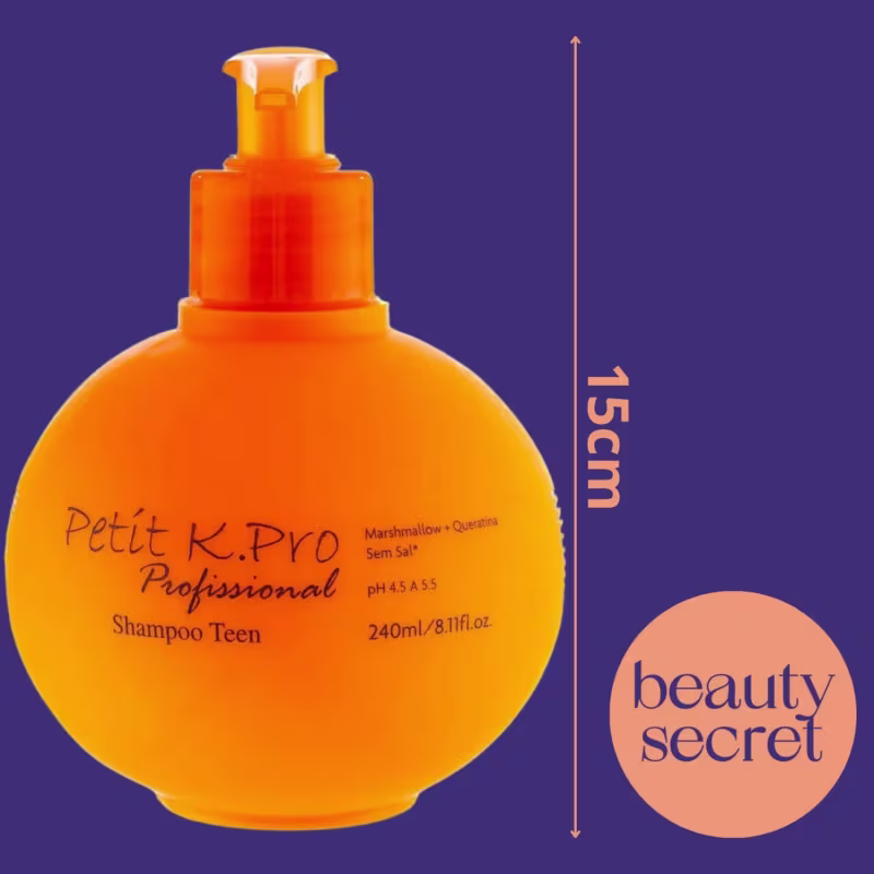 Produto de beleza Petit K.Pro Professional, shampoo para adolescentes. Embalagem em forma de frasco arredondado de plástico transparente na cor laranja vibrante. Rótulo preto com texto "Petit K.Pro Professional Shampoo Teen" e detalhes do produto.