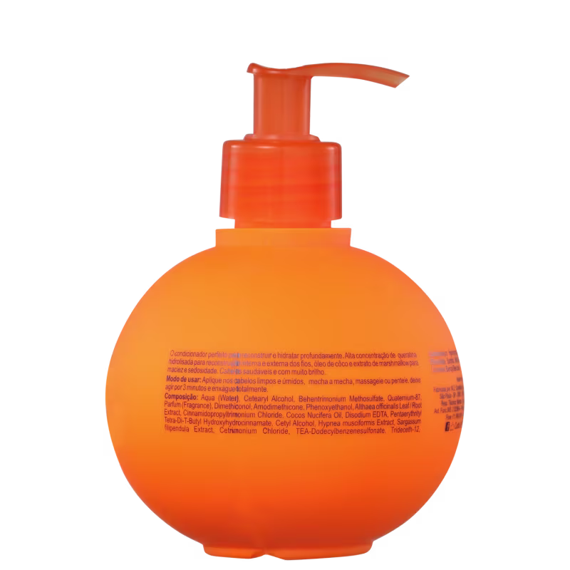 Produto de beleza líquido em embalagem plástica arredondada de cor laranja vibrante. A embalagem possui um dosador de bomba na parte superior também na cor laranja.