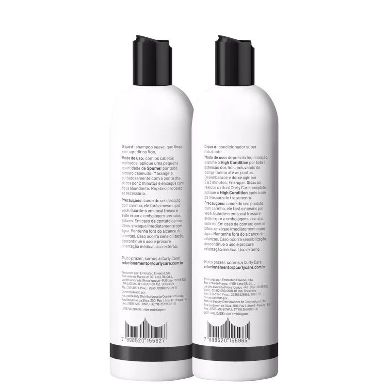 Dois frascos de plástico brancos contendo shampoo e condicionador para cabelos cacheados da linha Curly Care. Os frascos têm tampas pretas e rótulos com os nomes dos produtos em letras grandes na cor roxa.