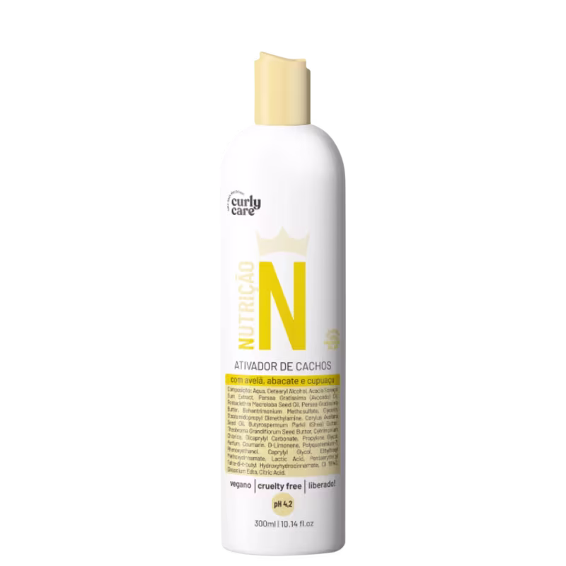 Produto para ativação de cachos da linha Curly Care. Frasco plástico branco opaco com tampa dourada. Rótulo frontal com o nome "Nutrição N" em letras grandes amarelas e detalhes em dourado.