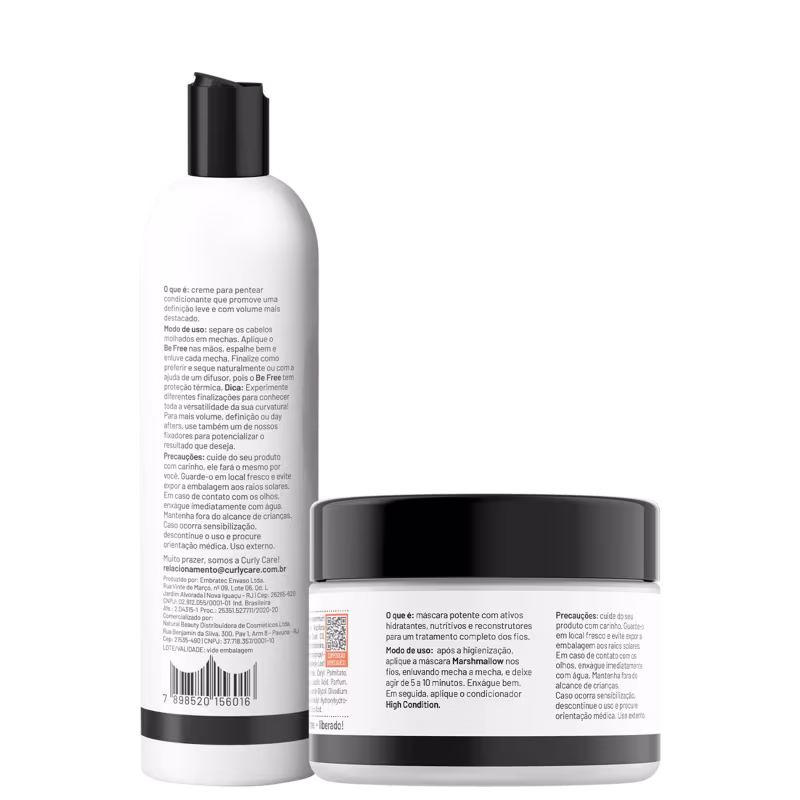 O produto de beleza apresentado é uma linha de cuidados para cabelos cacheados da marca Curly Care. Há um frasco branco de 300ml contendo um leave-in leve. Ao lado, há um pote preto de 300g com a máscara capilar "Marsh Mallow" da mesma linha.