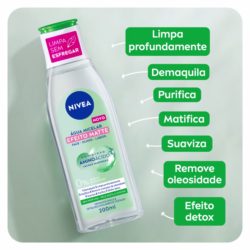 A imagem mostra a embalagem de plástico transparente contendo um líquido incolor. Rótulo rosa e verde. Ao lado alguns tópicos em verde listando os benefícios da água micelar.