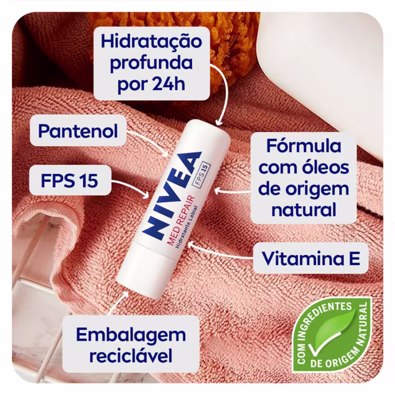 A imagem mostra o protetor labial e ao redor dele algumas informações sobre o produto. As cores predominantes são branco, azul e verde, com detalhes em laranja. Selo "Com ingredientes de origem natural" visível.