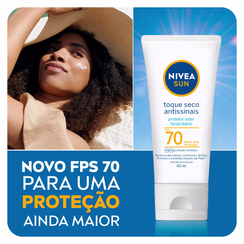 A imagem mostra protetor solar facial em tubo branco. Ao lado uma mulher negra usando um chapéu bege, aplicando protetor solar no rosto.