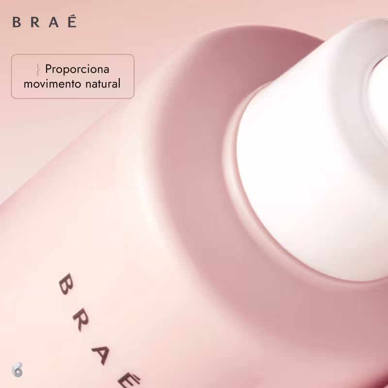Produto de beleza da marca Braé. Embalagem em tons de rosa e branco. Formato arredondado com uma área circular branca no centro. Texto "Braé" em letras maiúsculas e "Proporciona movimento natural" em uma caixa de texto retangular.