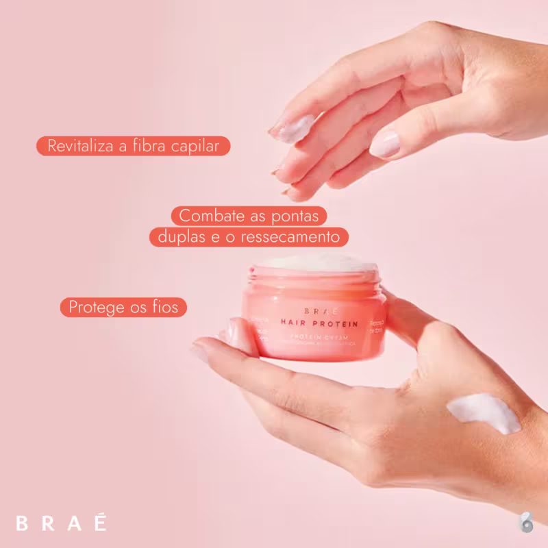 Produto de tratamento capilar da marca Brae. Embalagem em pote plástico transparente na cor laranja. Rótulo com o nome "Hair Protein" e texto descrevendo os benefícios: "Revitaliza", "Combate as pontas duplas e o ressecamento" e "Protege os fios".