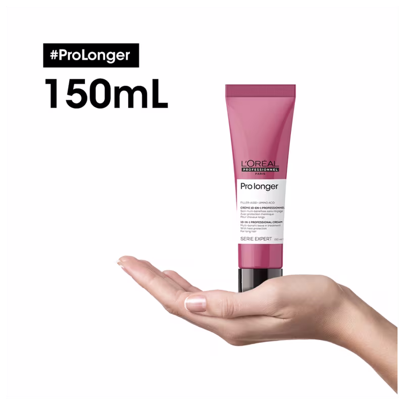 Produto de cuidado capilar da linha Serie Expert da L'Oréal Professionnel. Embalagem tubular rosa de 150ml com o nome "Prolonger" em letras brancas e pretas. A embalagem repousa sobre uma mão feminina com unhas pintadas de cor clara.