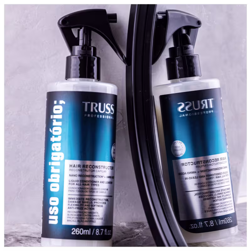 Produto de reconstrução capilar TRUSS Professional. Embalagem plástica transparente com spray acionado por bomba. Cor predominante azul escura na embalagem com detalhes em branco. Rótulo com o nome do produto "Hair Reconstructor".