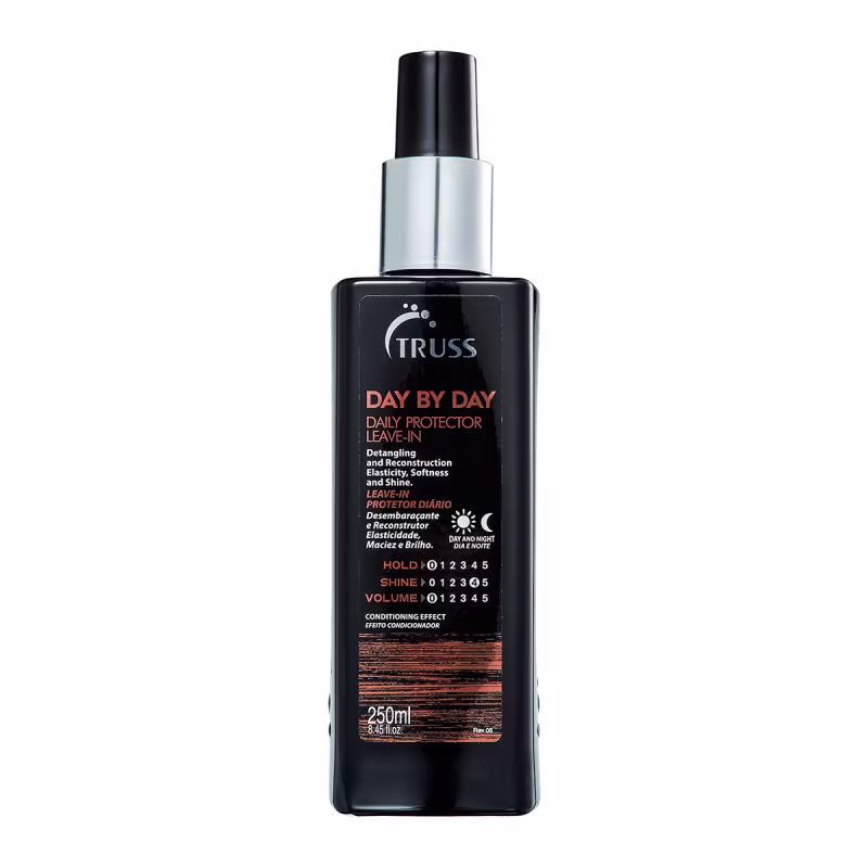 Produto de cuidado capilar da marca Truss, embalagem plástica preta com detalhes prateados. Frasco spray de 250ml. Rótulo "Day by Day Daily Protector Leave-in" com descrições sobre benefícios como desembaraçar, reconstruir, elasticidade, maciez e brilho.