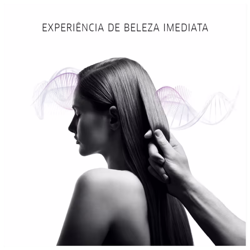 A imagem apresenta uma mulher de perfil, com a pele escura e cabelos longos e lisos. Ela está nua da cintura para cima, com uma mão segurando o cabelo. A imagem é em preto e branco, com alguns detalhes em tons de lilás ao redor da cabeça da mulher.