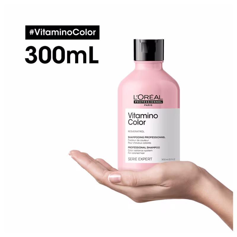 Produto de cuidado capilar da linha Vitamino Color da L'Oréal Professionnel. Frasco plástico transparente de 300ml contendo shampoo líquido de cor rosa claro. Rótulo com o nome do produto "Vitamino Color Resveratrol".
