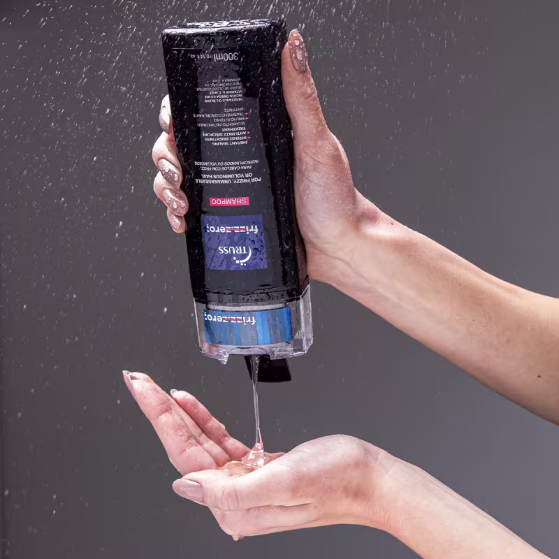 Shampoo da linha Frizz Zero, marca TRUSS.