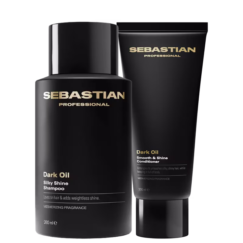 Dois produtos da marca Sebastian Professional, ambos na cor preta com detalhes em dourado. O primeiro é um frasco de shampoo com o nome "Dark Oil Silky Shine Shampoo" e o segundo é um tubo de condicionador com o nome "Dark Oil Smooth & Shine Conditioner".