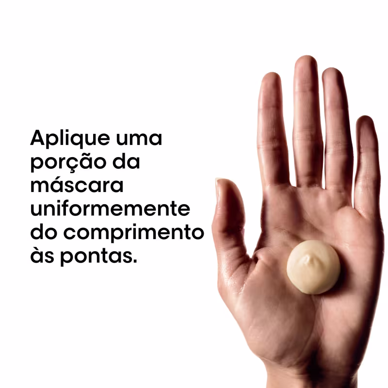 Aplique uma porção da máscara uniformemente do comprimento às pontas dos dedos, conforme ilustrado na imagem do produto L'Oréal Professionnel.