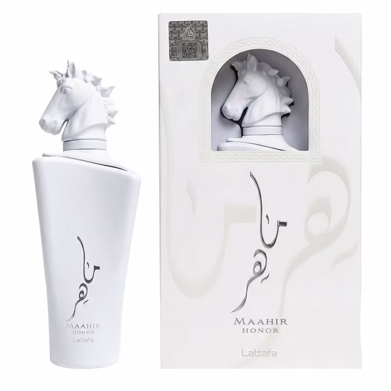 Perfume da marca Lattafa Perfumes, com embalagem branca e detalhes em preto. O frasco possui formato de cavalo e a caixa apresenta um design elegante com o nome "Maahir Honor" em destaque.