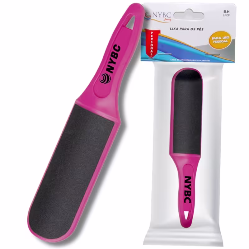 Lixa para os pés da marca NYBC Beauty. A lixa é de cor rosa vibrante, com o logotipo da marca NYBC impresso em destaque. A embalagem do produto é uma cartela plástica transparente, que exibe informações sobre o uso do item para uso pessoal.