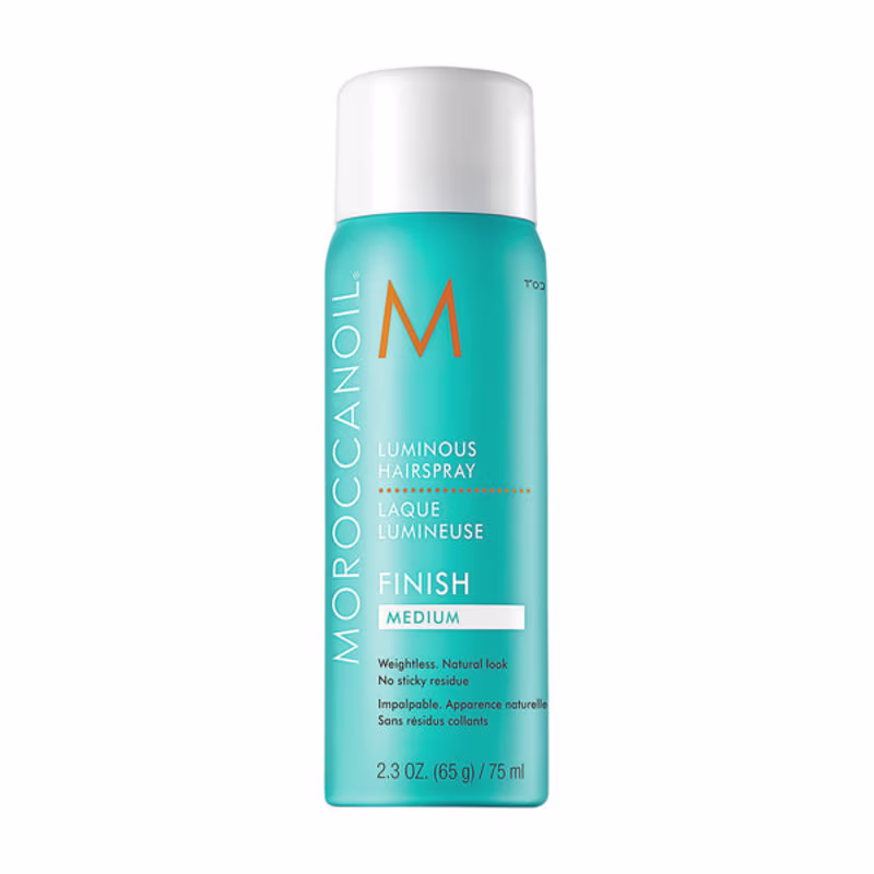 A imagem mostra o produto Moroccanoil Finish Luminous Hairspray Medium 75ml, embalagem cilíndrica azul claro, M da marca "Moroccanoil" em laranja e a descrição do produto "Spray Fixador Luminoso" em azul e branco.