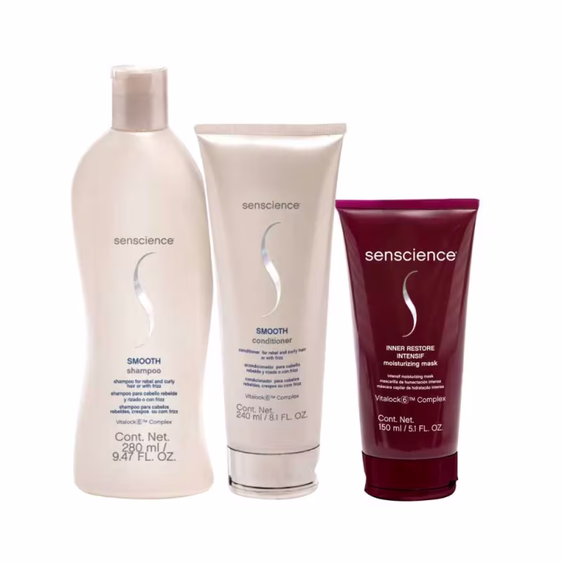 Um frasco de shampoo, um tubo de condicionador e um tubo de máscara capilar. O shampoo é chamado "Smooth Shampoo" e o condicionador é chamado "Smooth Conditioner". A máscara é chamada "Inner Restore Intense Moisturizing