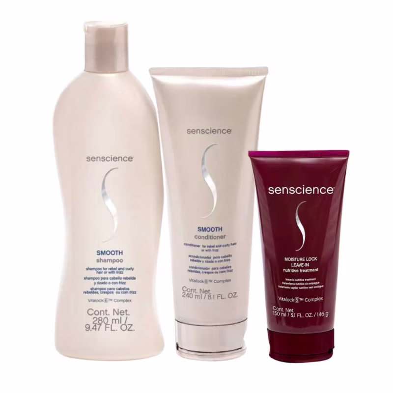 Um frasco de shampoo, um tubo de condicionador e um tubo de leave-in. O shampoo é chamado "Smooth Shampoo" e o condicionador é chamado "Smooth Conditioner". O tratamento capilar é chamado "Moisture Lock Leave-In Nutritive Treatment".