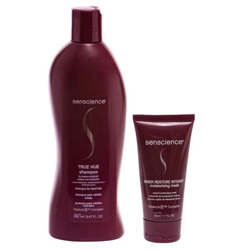Frasco de shampoo com o nome "True Hue Shampoo" e uma embalagem menor de máscara hidratante com o nome "Inner Restore Intensif moisturizing mask". Ambos os produtos têm uma coloração predominantemente vinho/bordô e exibem o logotipo da marca Senscience.