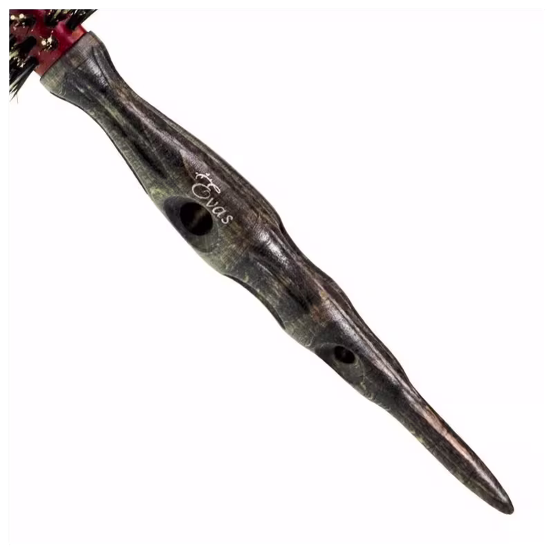 Escova de cabelo da marca Evas, com design em tons escuros e textura de madeira, apresentando o logotipo da marca em destaque. O produto possui um formato alongado e cilíndrico, com aberturas laterais.