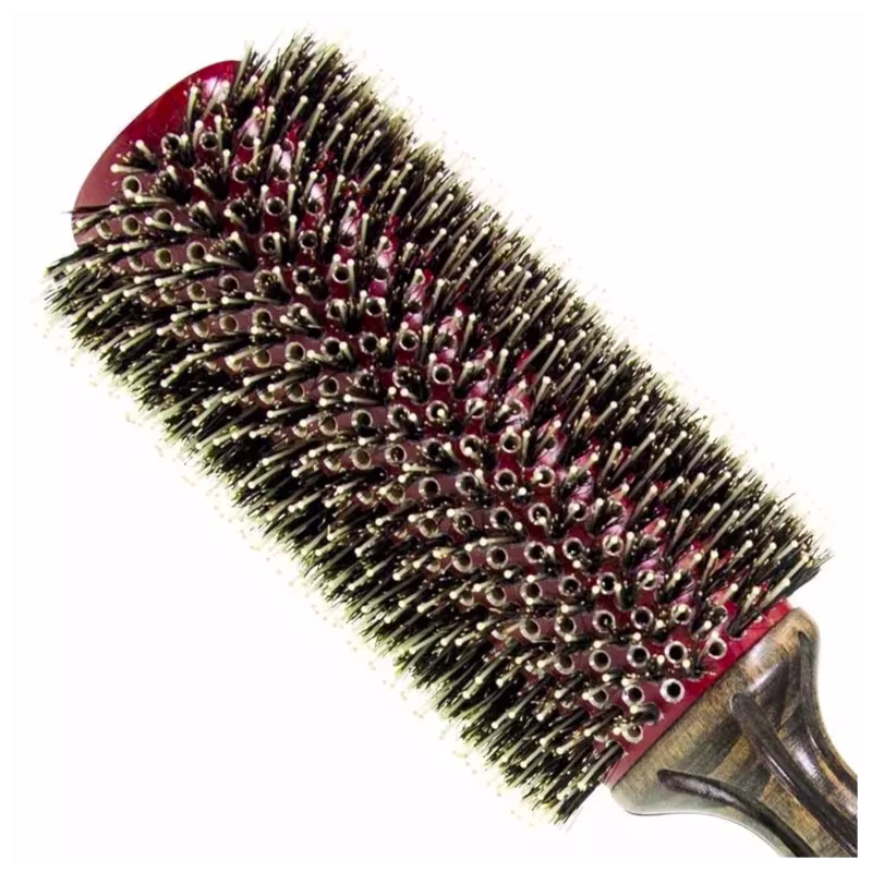 Escova de cabelo redonda com cerdas pretas e vermelhas, com design aveludado e textura distinta, ideal para modelagem e alisamento dos fios.