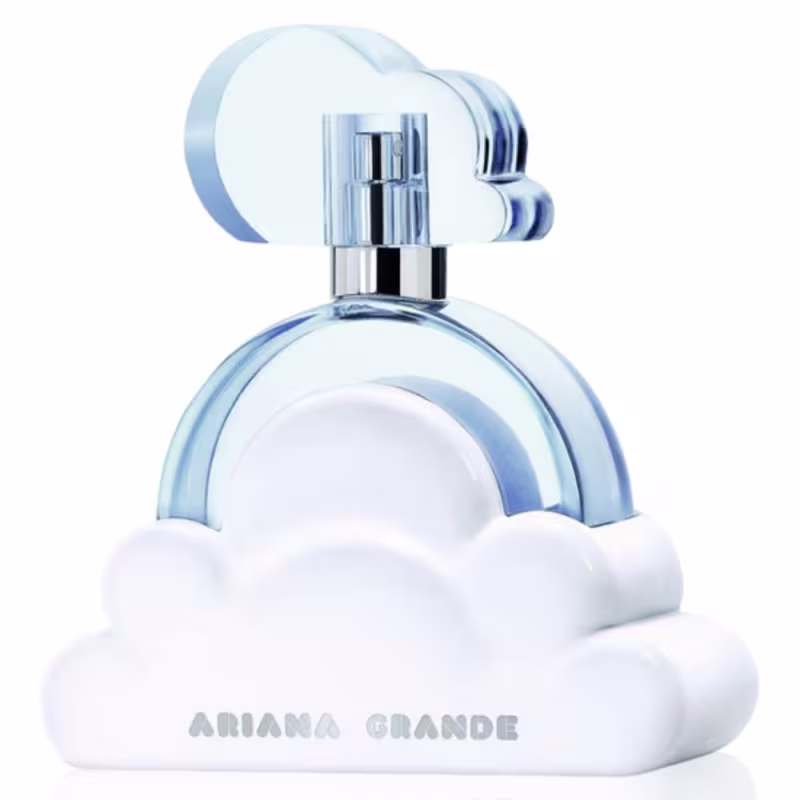 Frasco de perfume Ariana Grande em formato de nuvem, com tampa cromada e rótulo com o nome da marca em destaque. Embalagem de vidro transparente com design minimalista e elegante.