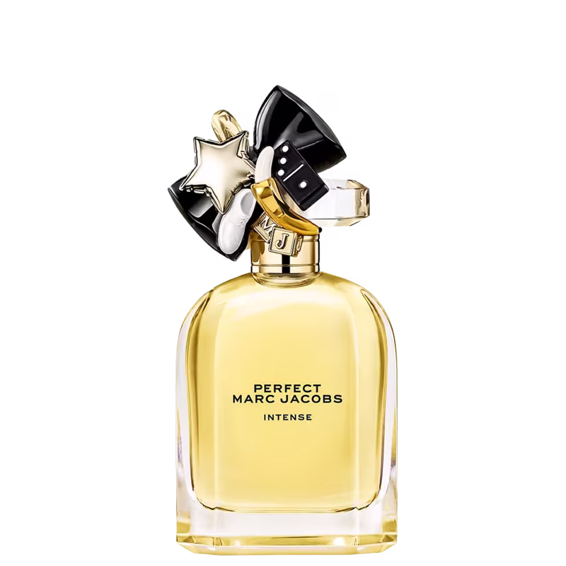 Frasco de perfume dourado e preto da linha "Perfect" da marca Marc Jacobs, com detalhes em estrela e fita preta na tampa. Rótulo com o nome do produto "Perfect Marc Jacobs Intense" em letras pretas.