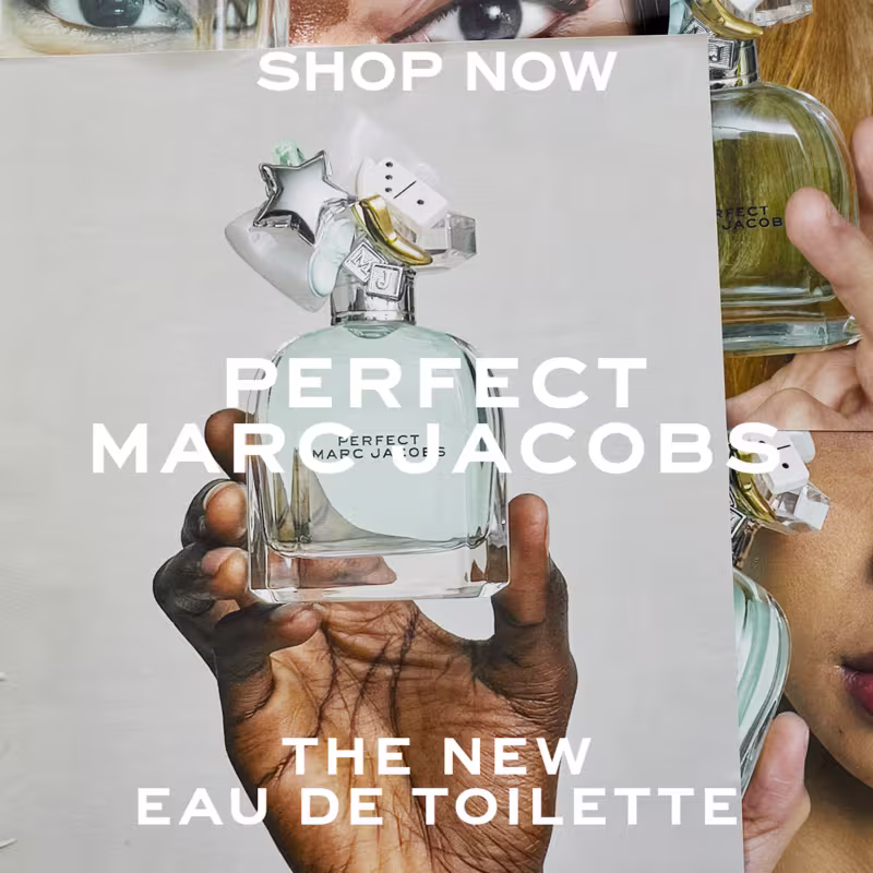 Frasco de perfume da linha "Perfect" da marca Marc Jacobs, com design moderno e minimalista em tons de verde e branco. A embalagem destaca o nome do produto e a marca em letras grandes.