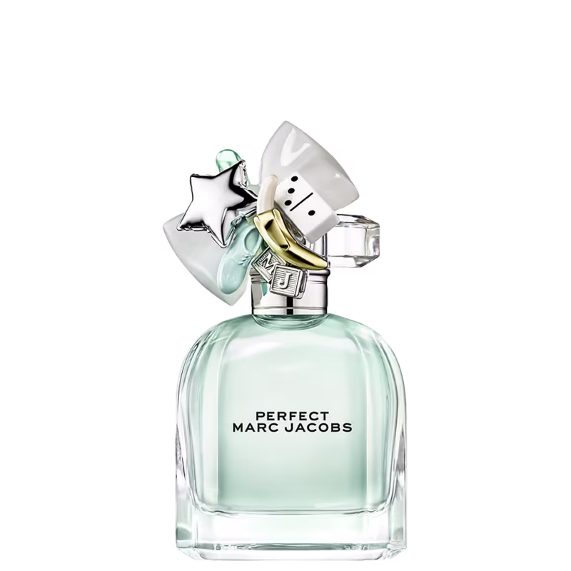 Frasco de perfume da marca Marc Jacobs, com design moderno e minimalista em tons de verde e prata. O rótulo exibe o nome "Perfect Marc Jacobs" em letras pretas. O frasco possui detalhes decorativos, como uma estrela prateada no topo.