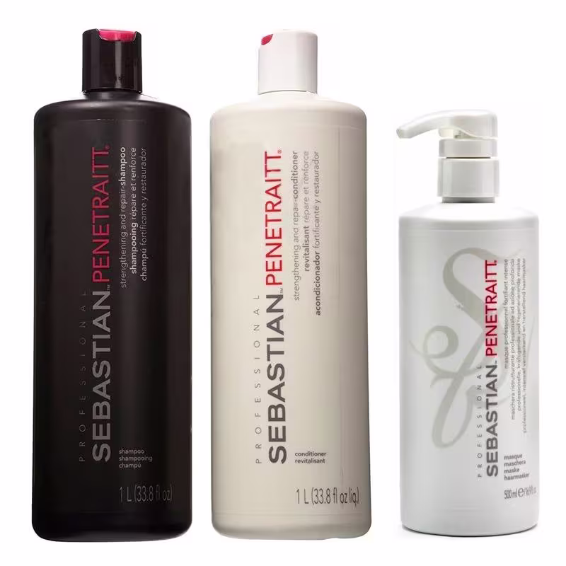 A imagem mostra produtos da linha Penetraitt da marca Sebastian Professional. Um shampoo em uma embalagem preta de 1 litro. Um condicionador em uma embalagem branca de 1 litro. O terceiro é uma máscara capilar em uma embalagem branca de 500ml.