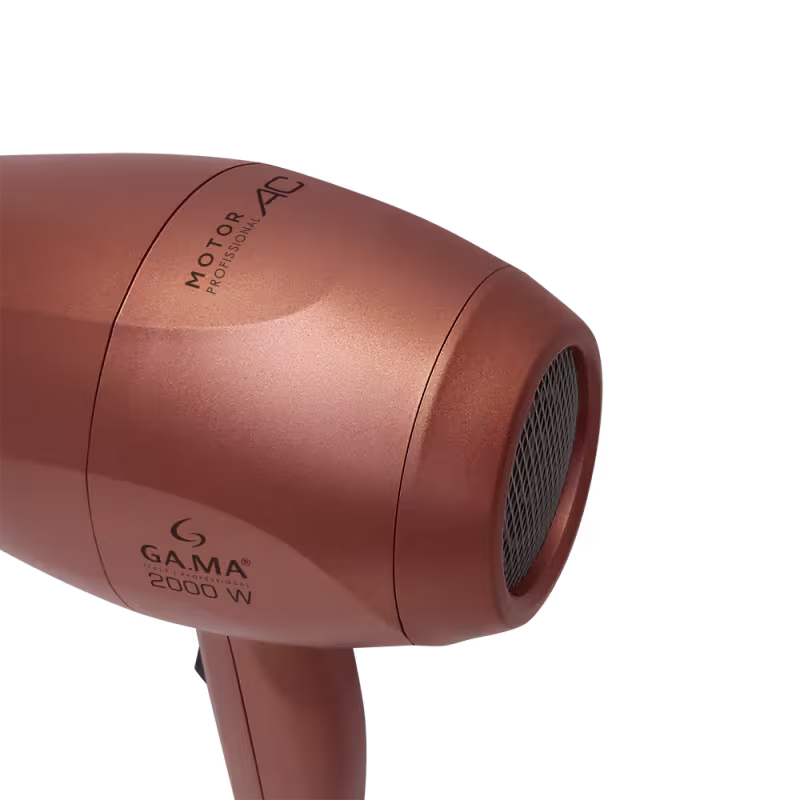 A imagem mostra a parte traseira do secador de cabelo. Ela possui um formato arredondado com uma grelha de ventilação. Apresenta o logotipo GA.MA e a potência de 2300W impressos no corpo do produto.