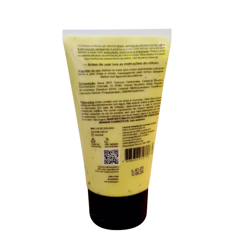 O produto apresentado é um esfoliante corporal da marca Labotrat, com aroma de maracujá. A embalagem é um tubo plástico amarelo, com o nome do produto "Esfoliante Rosto e Corpo Maracujá" impresso em preto. O tubo contém 150g do produto.