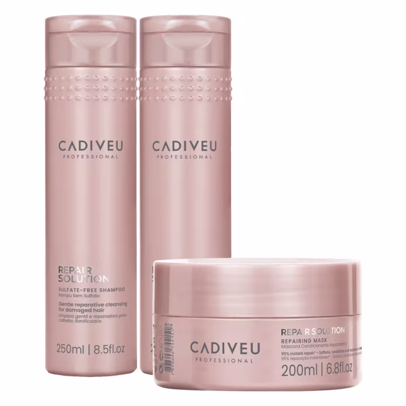 3 produtos da linha dispostos lado a lado, embalagens na cor rosa claro com letras prateadas.