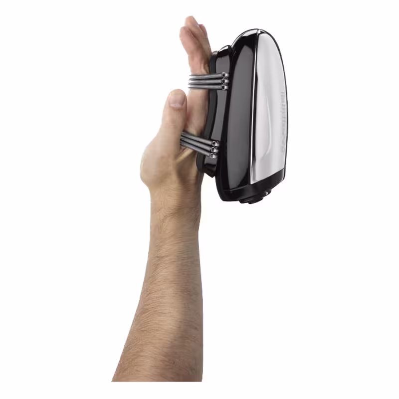 A imagem mostra um braço erguido para cima, com a palma da mão encaixada nas alças de suporte do massageador.