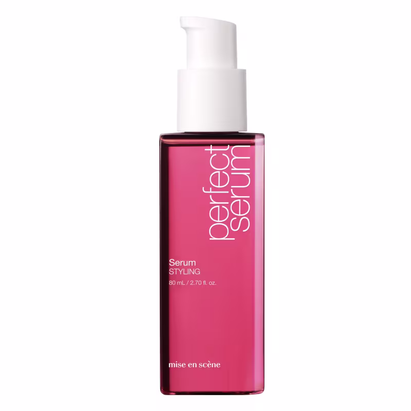 Frasco da marca Mise en Scène, com embalagem rosa vibrante e rótulo branco. O produto possui um design minimalista e uma bomba de aplicação.