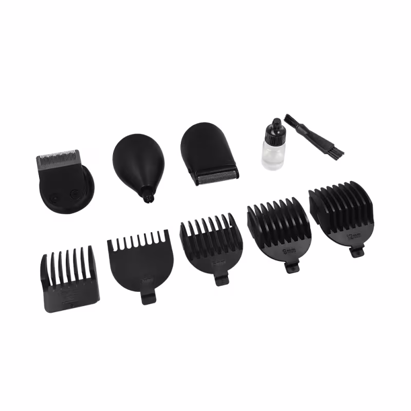 A imagem mostras diversos acessórios para aparadores de cabelo e barba da marca GA.MA Italy. Os itens são: 5 pentes guia, trimmer de nariz e orelha, body groomer, trimmer de barba, óleo lubrificante e escova de limpeza.