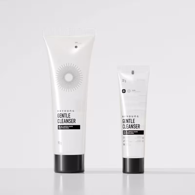 Dois tubos de gel de limpeza facial da marca Beyoung, um maior e outro menor, com embalagem branca e preta, exibindo o nome do produto "Gentle Cleanser"