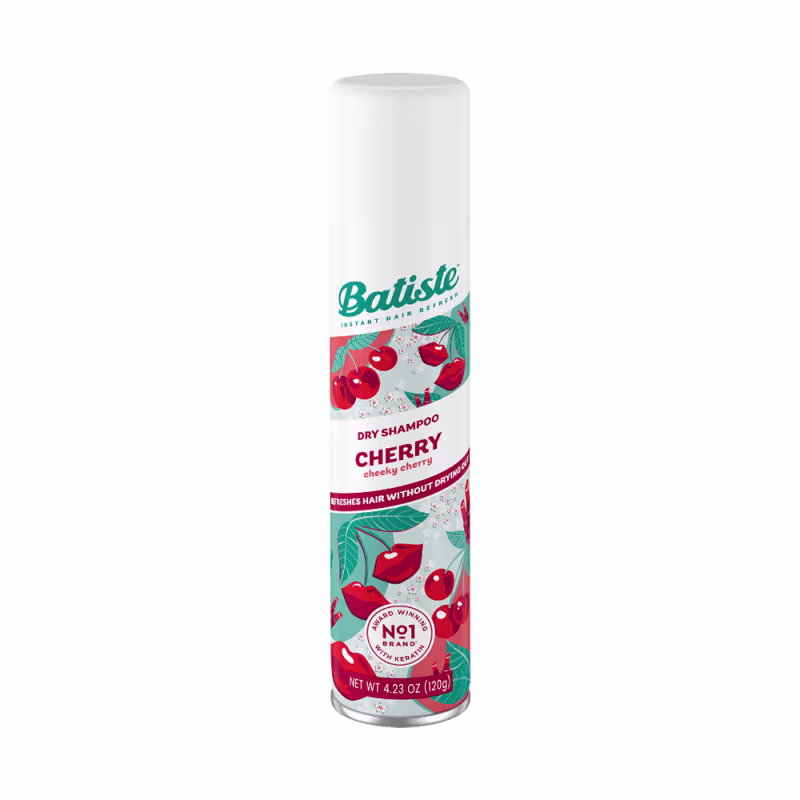 Shampoo a seco da marca Batiste, na fragrância de cereja. A embalagem é um frasco branco cilíndrico com rótulo colorido em tons de vermelho e verde, destacando o nome da marca e a fragrância "Cherry". O frasco contém 120g do produto.