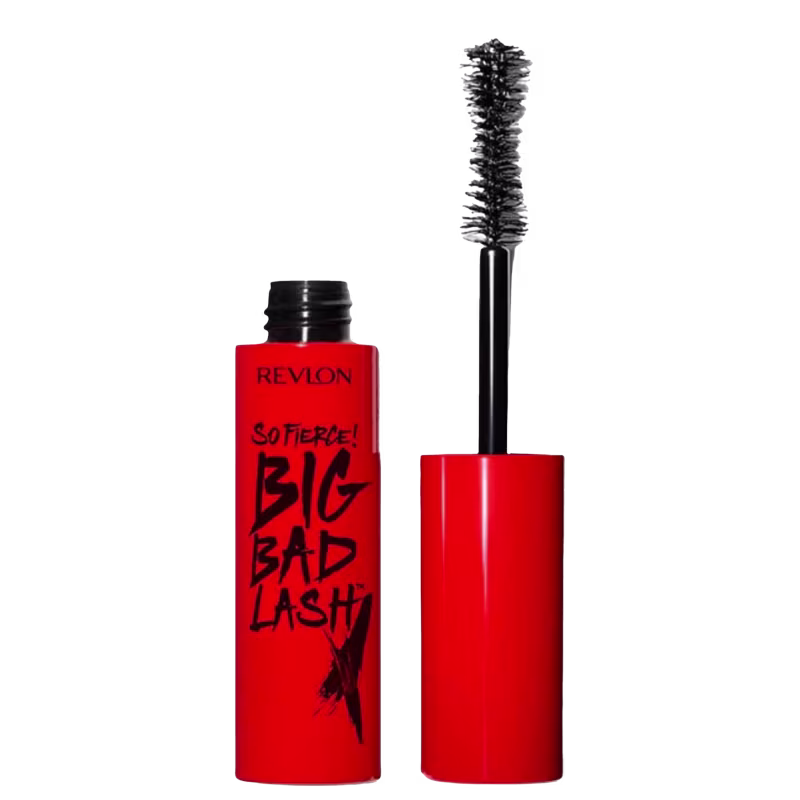 O produto é um rímel da marca Revlon chamado "So Fierce! Big Bad Lash". Consiste em um frasco cilíndrico vermelho brilhante com o nome do produto escrito em letras pretas e um pincel aplicador de cerdas grossas e alongadas na tampa preta.