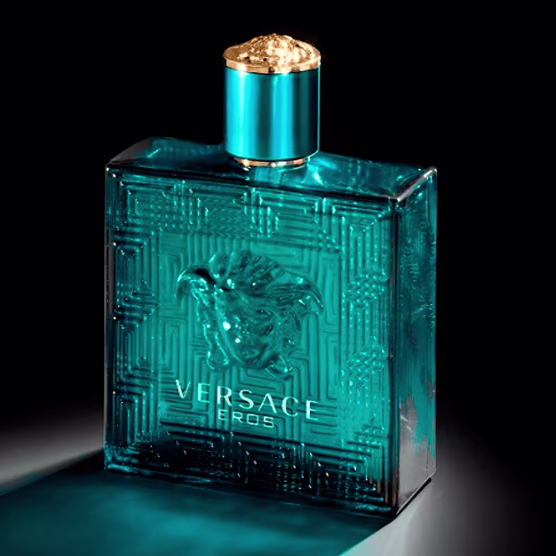 A imagem mostra o frasco de perfume da Versace, com fundo preto.