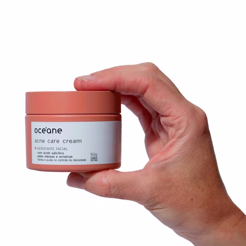 A imagem mostra uma mão segurando a embalagem do Océane Acne Care Cleanser.