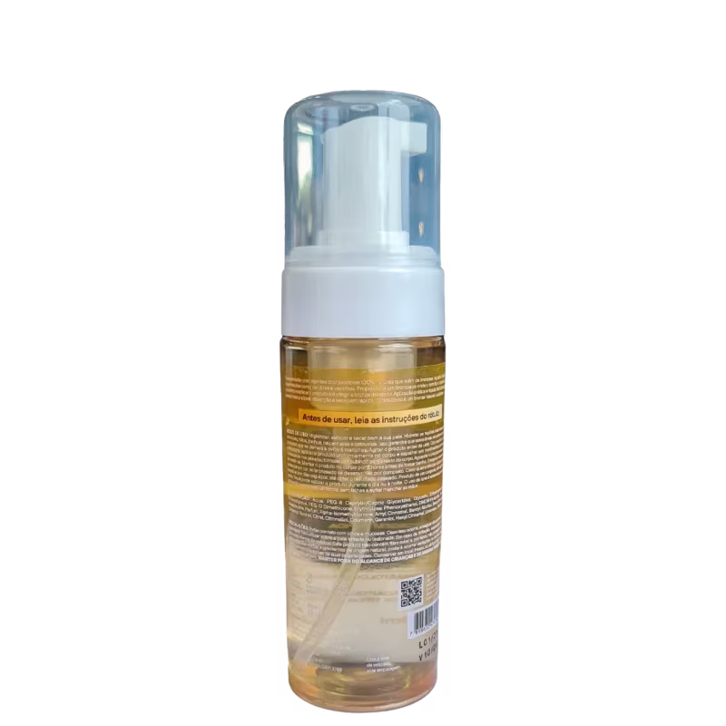 O produto apresentado é um Água Auto Bronzeadora da marca Labotrat. Trata-se de um frasco plástico branco com uma tampa transparente. Volume de 130ml.